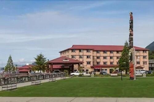Totem Square Hotel And Marina Ситка Экстерьер фото